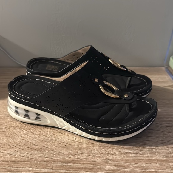 Women’s Wedge Flip Flop Sandals - Picture 8 of 13